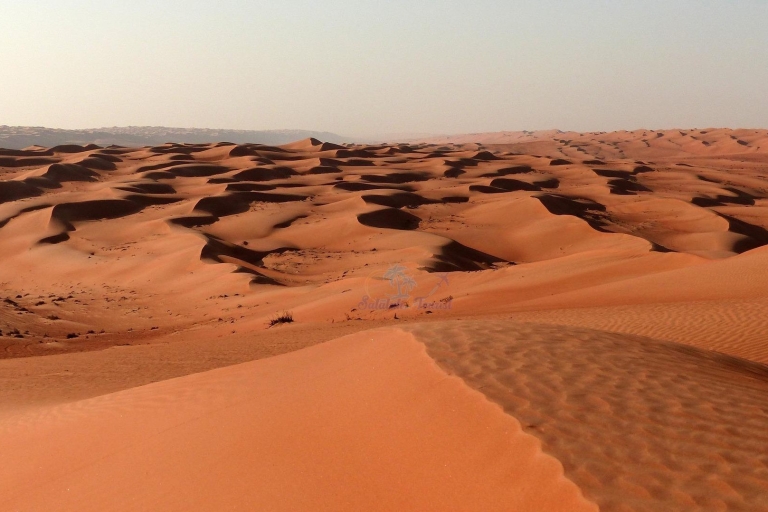 Magia złotej godziny: Rub' Al Khali Desert Sunset TourMagia złotej godziny: Wycieczka o zachodzie słońca na pustyni