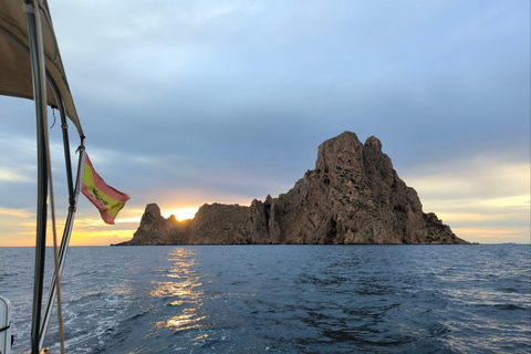 Ibiza: Sunset Sailing Tour with Wine