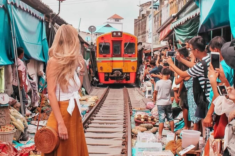 Bangkok: Maeklong and Damneon Floating Market Join Tour
