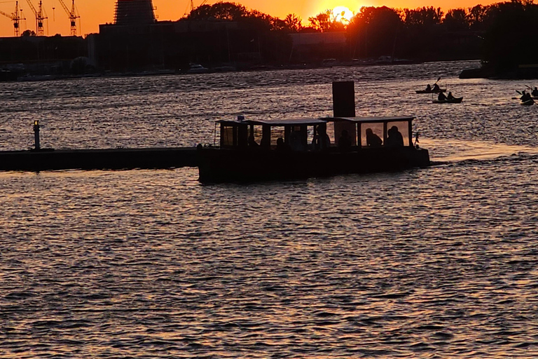 Riga: passeio particular de barco à noite/pôr do sol