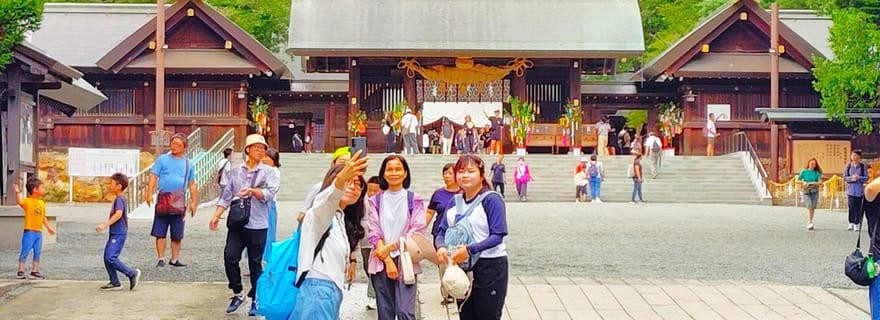 Sapporo : visite des sanctuaires de Hokkaido avec rituels, histoire et confiseries