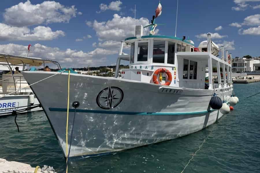 Grotten von Santa Maria di Leuca: Tour der beiden Meere mit dem Motorschiff TARAS. Foto: GetYourGuide Grotten von Santa Maria di Leuca: Tour der beiden Meere mit dem Motorschiff TARAS. Foto: GetYourGuide
