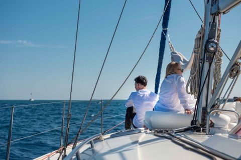Barcelona: Sightseeing Sailing Tour with apperitif