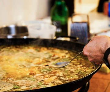 Valencia: cook your paella (with purchase at Russafa market)