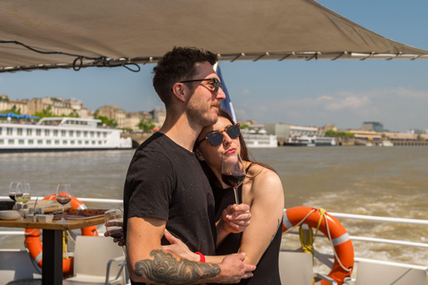 Bordeaux: wycieczka po targu rolniczym i rejs po rzece dla smakoszyBordeaux: Wycieczka po targu rolniczym i rejs po rzece z degustacją potraw regionalnych