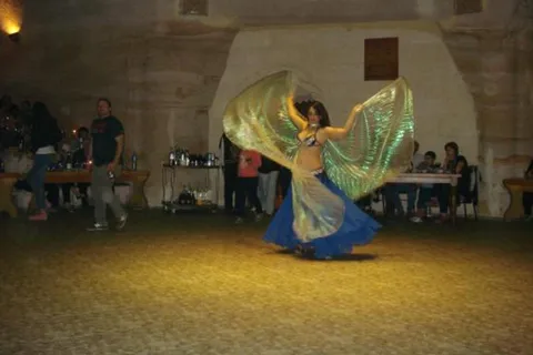 Spectacle nocturne turc de la Cappadoce et dîner dans un restaurant troglodyte
