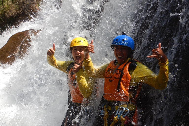 Cairns: Tour d&#039;avventura Crystals &amp; Behana - Canyoning a CairnsEsperienza nella foresta pluviale delle cascate di Cairns Giornata intera avanzata