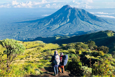 Depuis Yogyakarta : 14 heures de randonnée au Mont Merbabu avec tous les frais.Randonnée d&#039;une journée