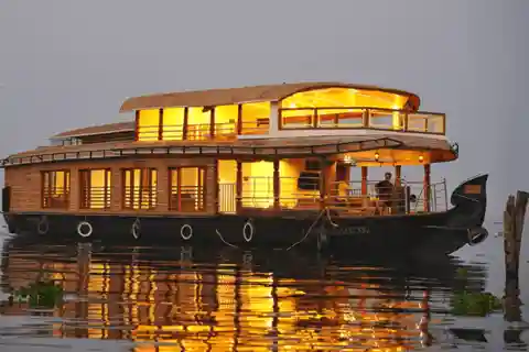 Exclusive, Backwater of Kerala & Houseboat Tour (06 Days)