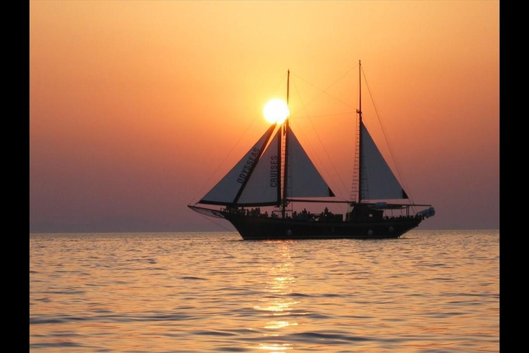 Santorini: Sunset Cruise to Volcano & Hot Springs