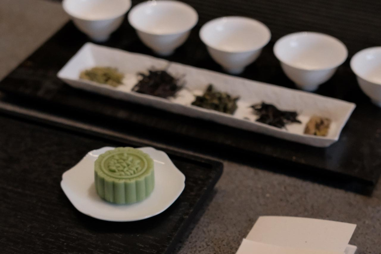 Shanghai: Chinese Tea Experience with Tasting and Relaxing