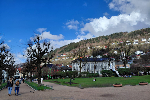 Bergen: Private Bryggen, Funicular, & Fjord Secrets Tour