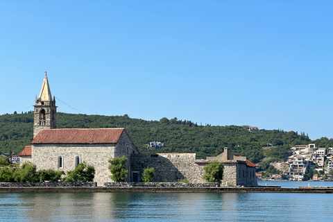 Kotor: Unsere Liebe Frau von den Felsen und Blaue Höhle Bootstour für GruppenKotor: Bootstour zu Unserer Lieben Frau von den Felsen und der Blauen Höhle