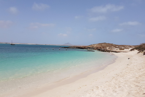 Boa Vista: Wycieczka jachtem motorowym z wędkowaniem, nurkowaniem i grillem na plaży