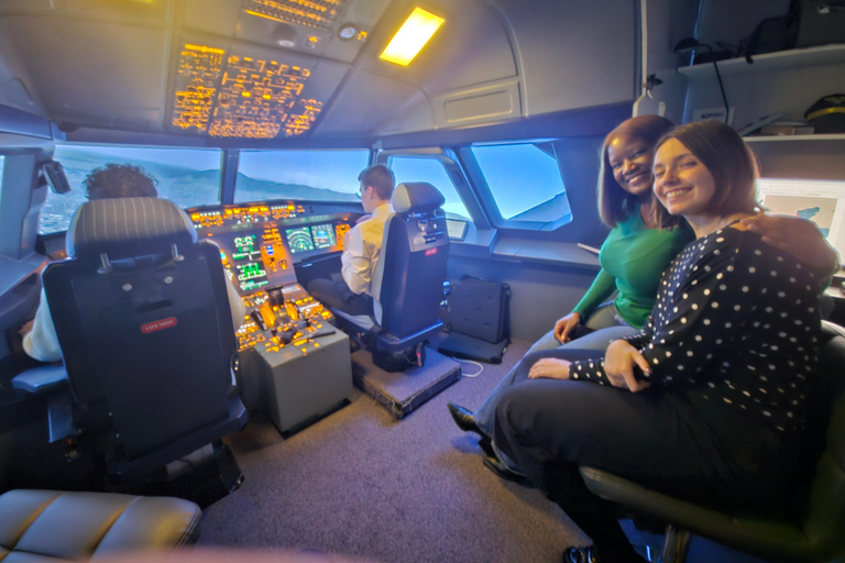 Flylounge: Ticket for a flying experience in an immersive flight simulator Flylounge: 60-minute immersive flight simulator ticket + 5-minute drone demo