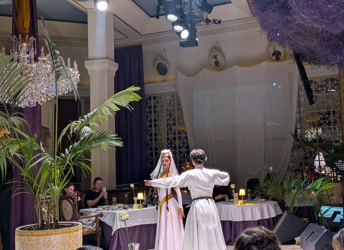 Tbilisi: georgisk middag, danseshow og afhentning på hotellet