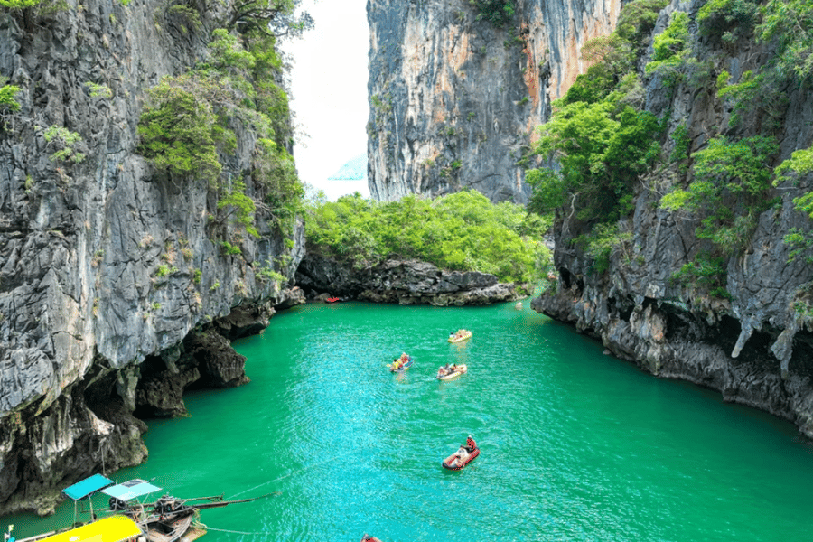 Ab Phuket: James-Bond-Insel-, Phang-Nga-Bucht- und Hong-Island-Tour. Foto: GetYourGuide Ab Phuket: James-Bond-Insel-, Phang-Nga-Bucht- und Hong-Island-Tour. Foto: GetYourGuide