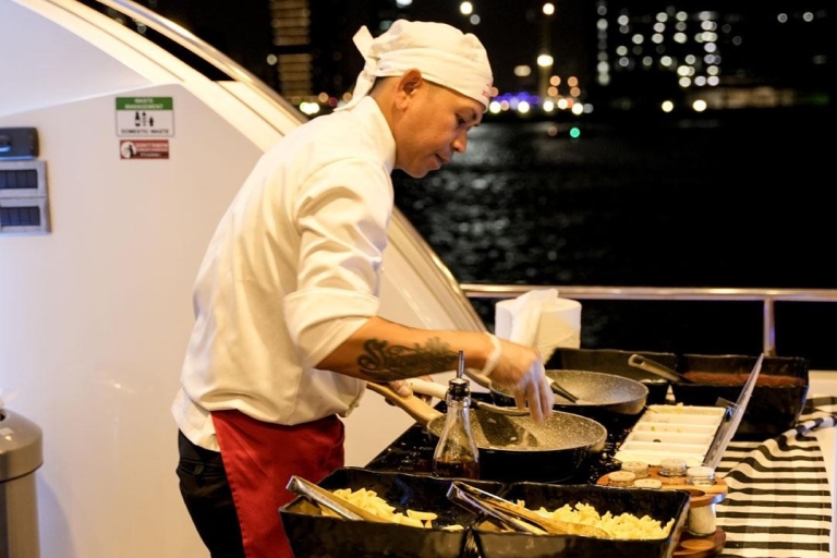 Dubaj: rejs po superjachcie z posiłkiem w formie bufetuRejs o zachodzie słońca z kolacją