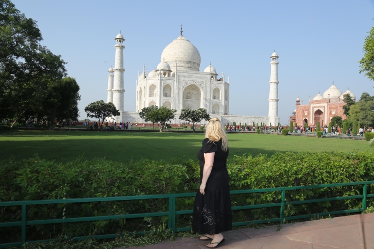 Wycieczka z przewodnikiem po Taj Mahal z pominięciem kolejki z wieloma opcjamiBilet do zabytku z wycieczką z przewodnikiem oraz odbiorem i dowozem do hotelu