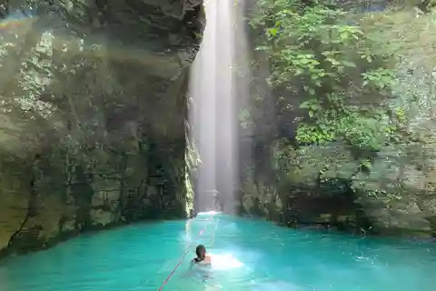 Guanacaste: La Leona Waterfall Hike with Lunch