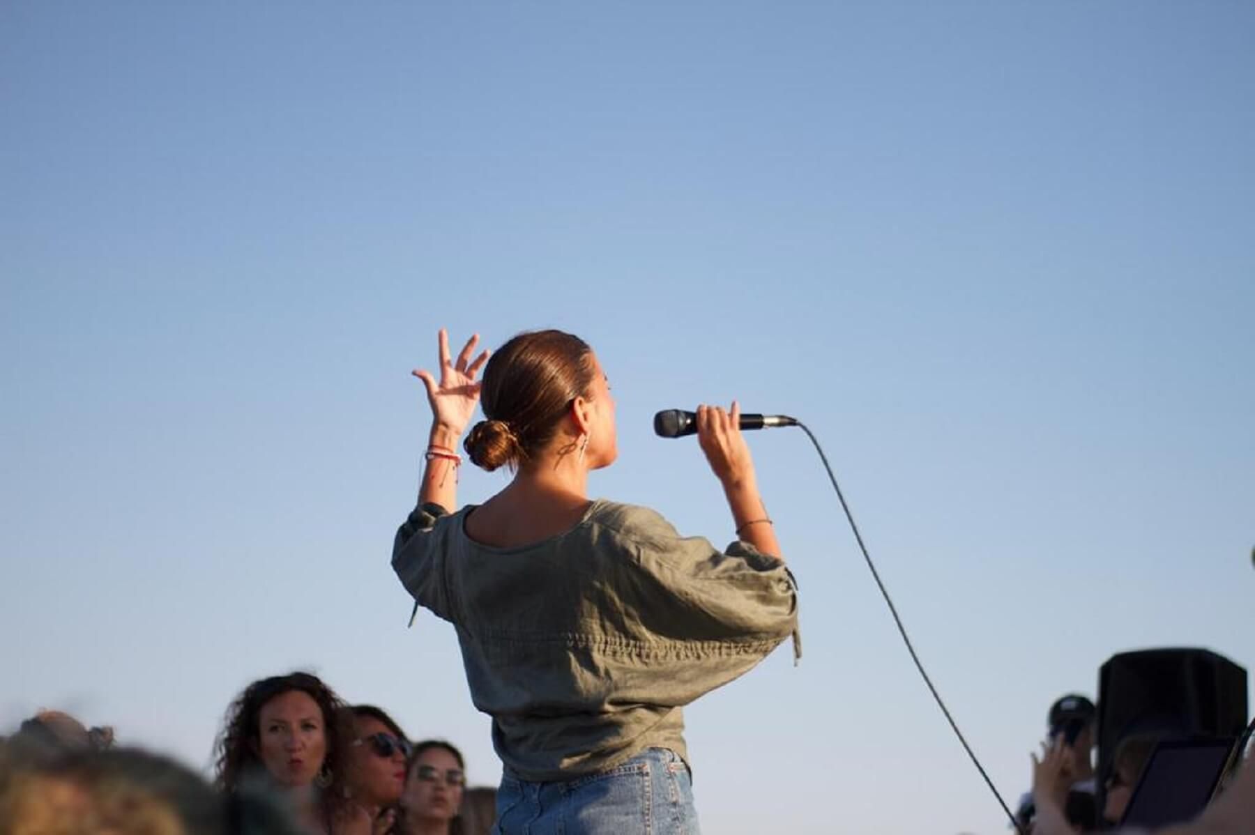 Barcelona: paseo en catamarán al atardecer con música en directo
