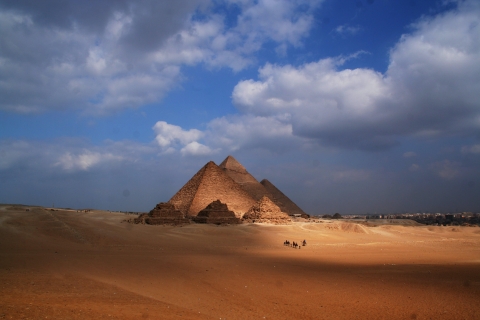 Vanuit de haven van Alexandrië: Piramide van Gizeh & Nationaal MuseumVanuit de haven van Alexandrië: Piramide van Gizeh en Nationaal Museum Duits