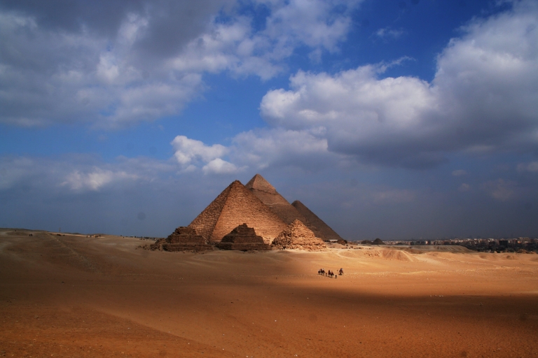 Vom Hafen in Alexandria: Pyramide von Gizeh und NationalmuseumVom Hafen in Alexandria: Gizeh Pyramide & Nationalmuseum Deutsch