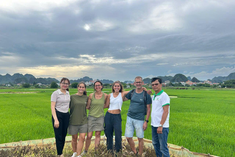 نينه بينه: غروب الشمس من كهف موا ومشي هوا لو ليلاًسيارة جيب قديمة للجيش الأمريكي