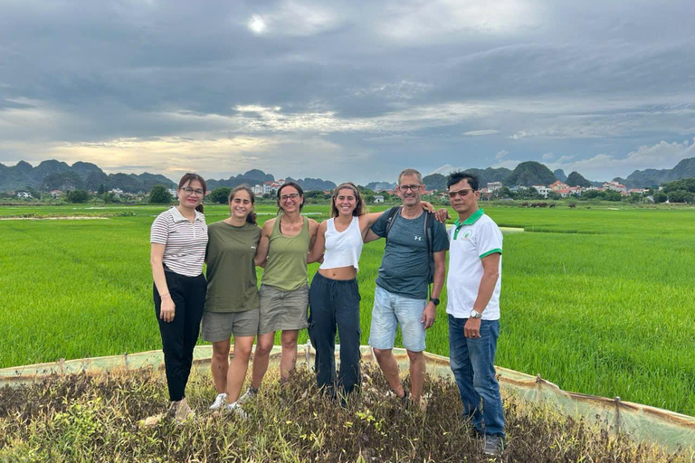 نينه بينه: غروب الشمس من كهف موا ومشي هوا لو ليلاًسيارة جيب قديمة للجيش الأمريكي