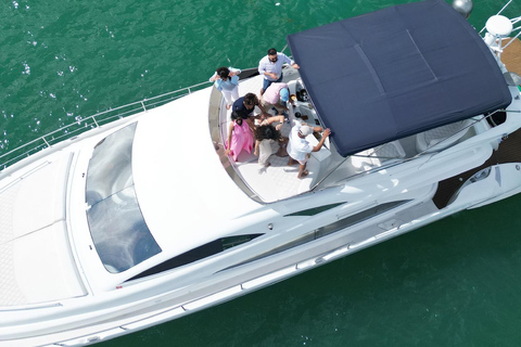 Wynajem jachtu w Miami z skuterami wodnymi, paddleboardami i pontonami