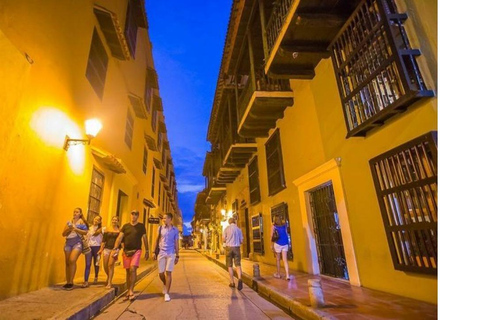 Cartagena bei Nacht: Historische Tour, typisches Abendessen + Süßigkeitenverkostung
