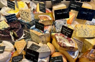 Nizza: Altstadt & lokale Märkte Foodtour mit 9+ Verkostungen