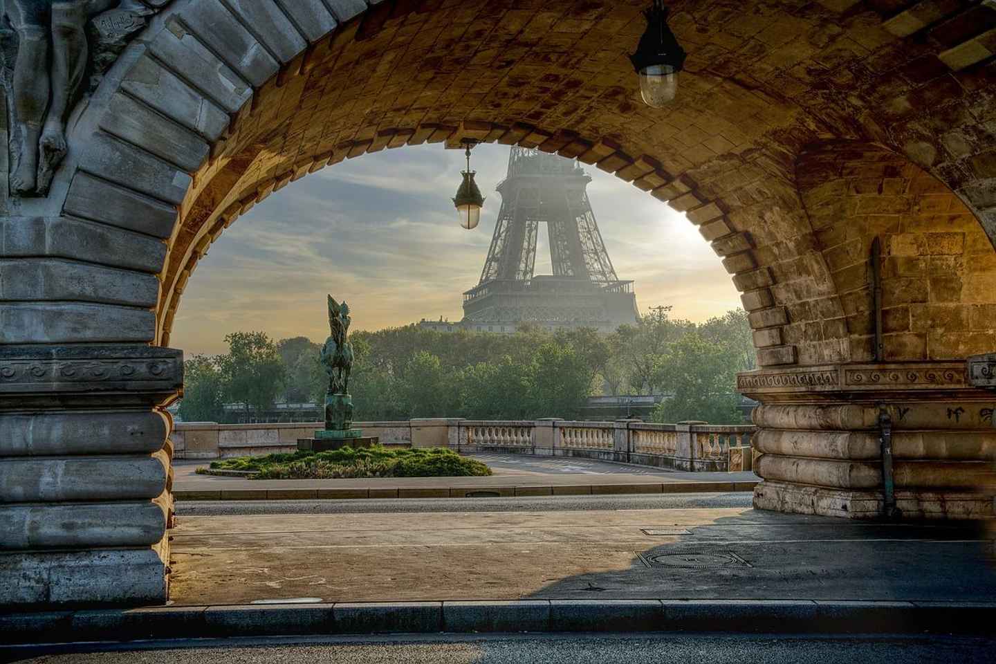 8-hour panoramic tour of Paris in Portuguese