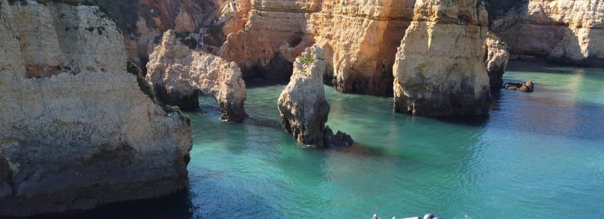 Découvrez Benagil, Ponta da Piedade et les dauphins en Algarve.