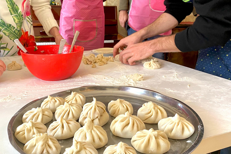 Tbilisi: Khinkali kookles bij een lokale familie