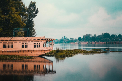 From Mumbai: Alappuzha Backwater Houseboat Cruise with Meals