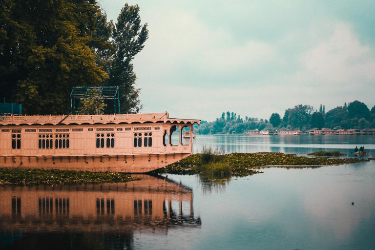 From Mumbai: Alappuzha Backwater Houseboat Cruise with Meals
