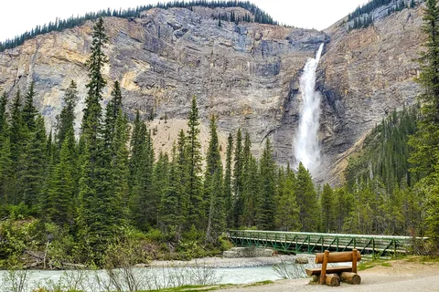 From Calgary: Moraine & Louise Lake, Banff & Falls Day Trip