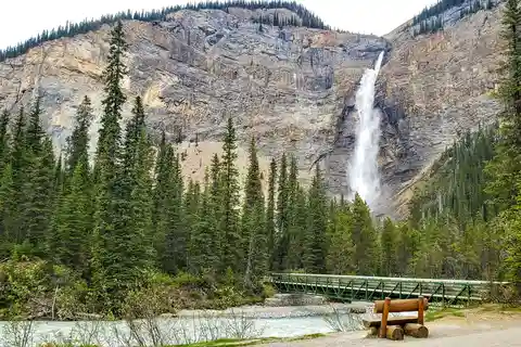 From Calgary: Moraine & Louise Lake, Banff & Falls Day Trip