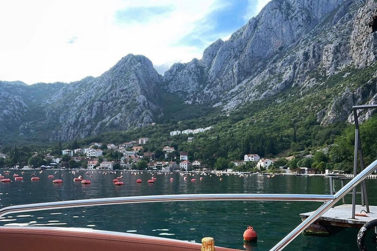 Kotor: prywatna wycieczka łodzią po Zatoce Kotor i Błękitnej Jaskini z drinkiemKOTOR: Prywatna wycieczka łodzią do Błękitnej Jaskini i Zatoki Kotorskiej + bezpłatne napoje
