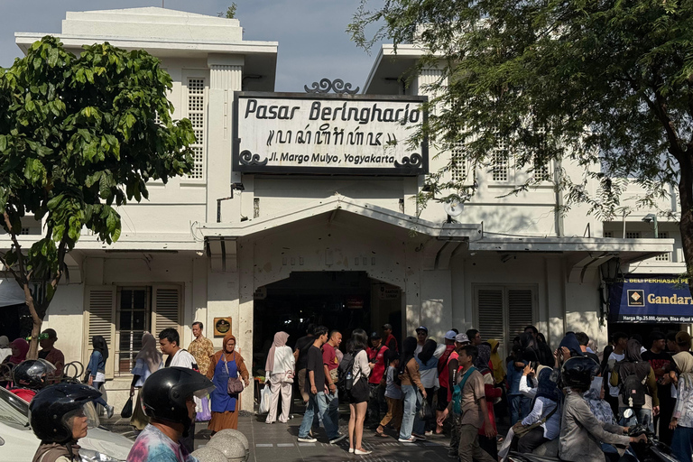 Yogyakarta: Sultan Palace and Water castle Guided Tour Water castle Guided Tour