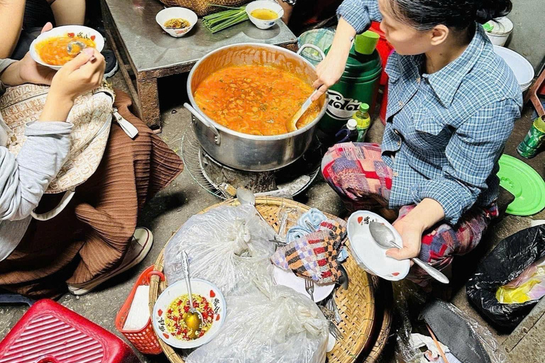 Hue: Excursão gastronómica a pé com serviço de busca no hotel e guia localTour gastronómico de rua em Hue de bicicleta