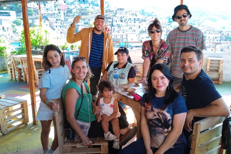 Die Original-Tour der Gemeinde 13 und die Graffiti-Tour MedellínDie originelle Tour durch die Comuna 13 und die Graffiti-Tour Medellín