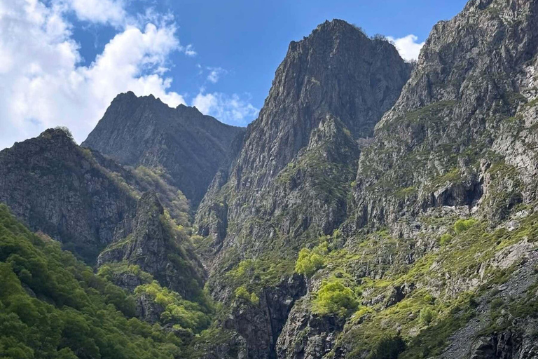 Kazbegi: Gveleti Waterfall 4x4 Jeep Tour & Guided Hike