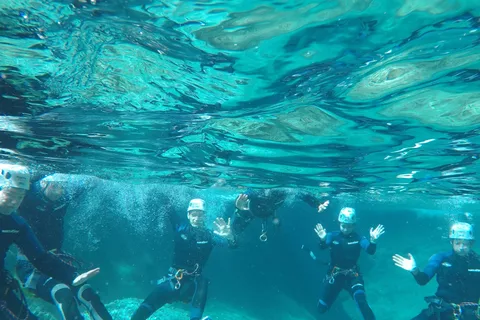 Río Verde, Otivar, Grenade : canyoning dans des eaux cristallines, saut et descente en rappel.