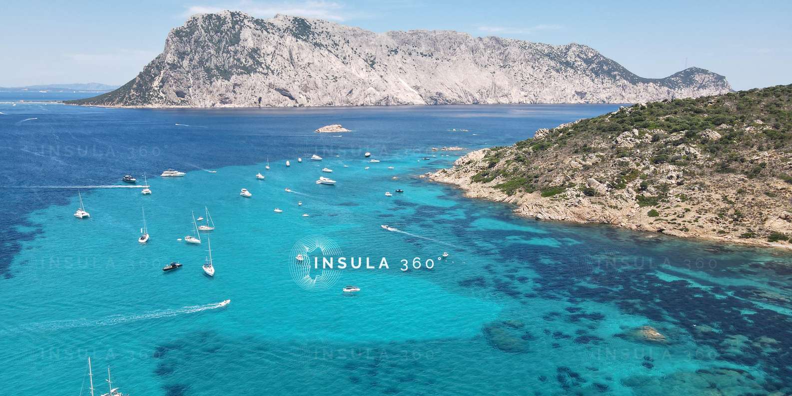 San Teodoro, Sardinien / Italien - 2019/07/15: Panoramablick auf die Küste  der Costa Smeralda, das Tyrrhenische Meer und die Insel Isola Tavolara von  Cala d'Ambra aus gesehen Stockfotografie - Alamy