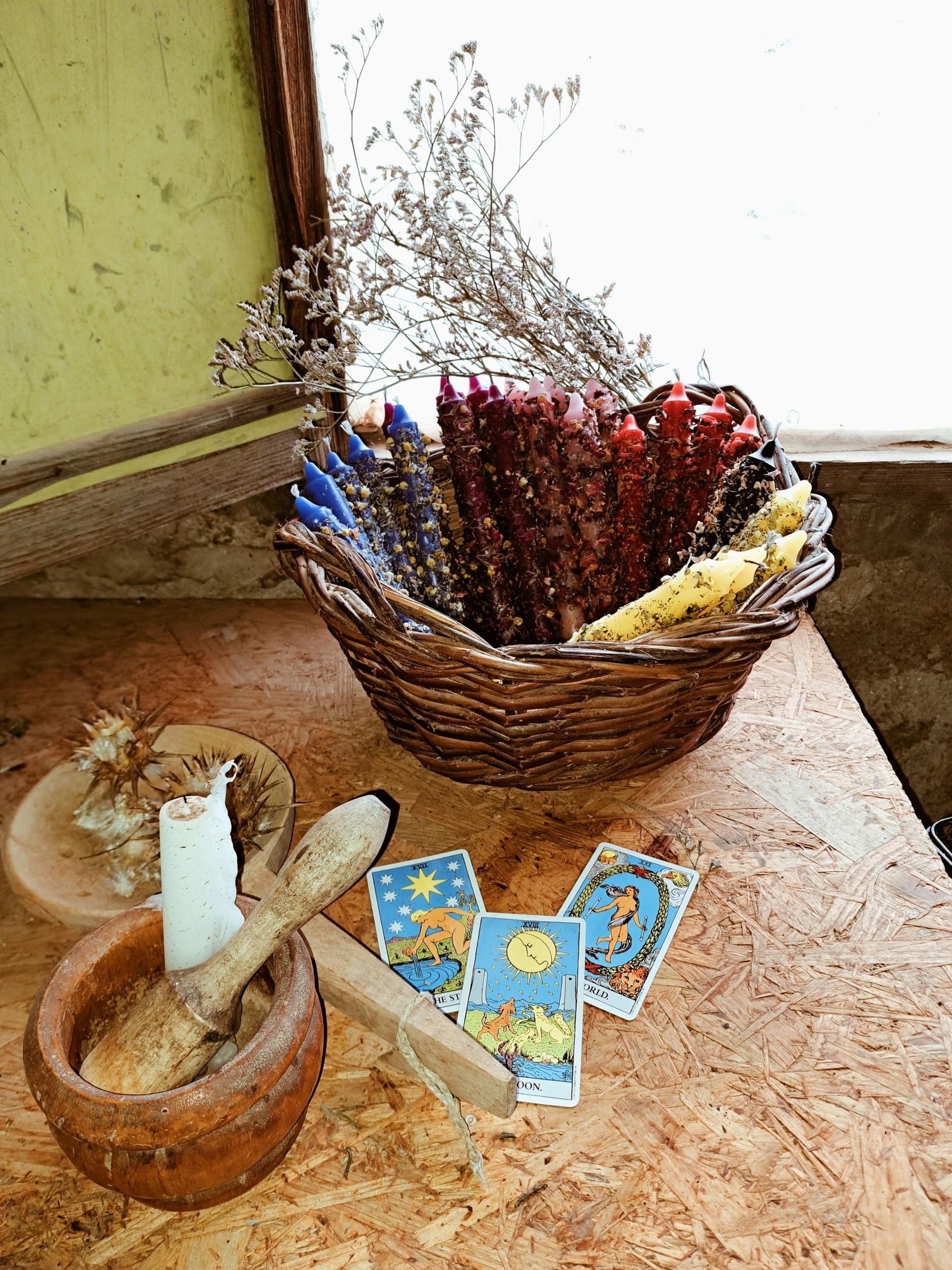Pflanzen und natürliche Elemente für Hexerei und Tarot