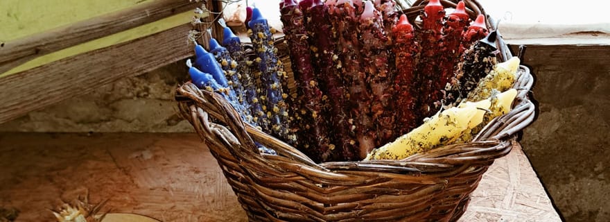 Plantes et éléments naturels pour la sorcellerie et le tarot