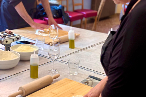 Naucz się sztuki przygotowywania świeżego makaronu w samym sercu Pizy.Naucz się sztuki robienia świeżego makaronu w autentycznym sercu Pizy