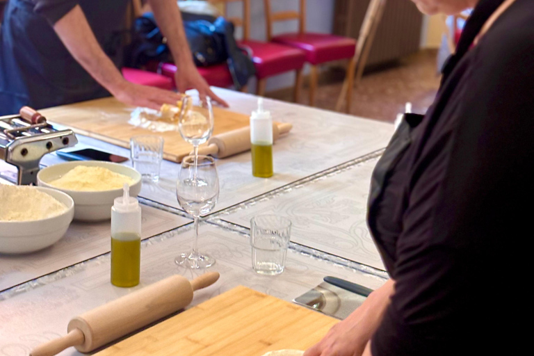 Naucz się sztuki przygotowywania świeżego makaronu w samym sercu Pizy.Naucz się sztuki robienia świeżego makaronu w autentycznym sercu Pizy